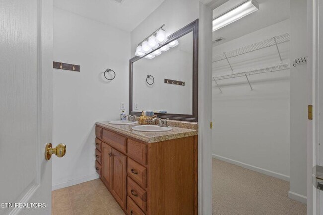 Building Photo - Beautiful End-Unit Condo – Move-In Ready!