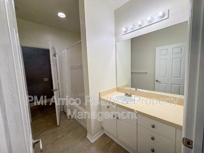 Building Photo - 18001 Richmond Pl Dr