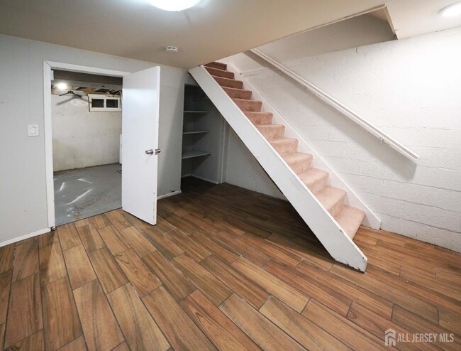 Building Photo - 215 Rose St