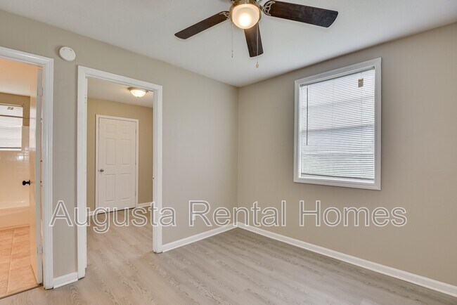 Building Photo - 323A Verdery Dr