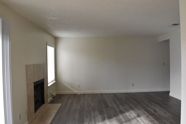 Building Photo - Woodstock Green Townhome unit with a commu...