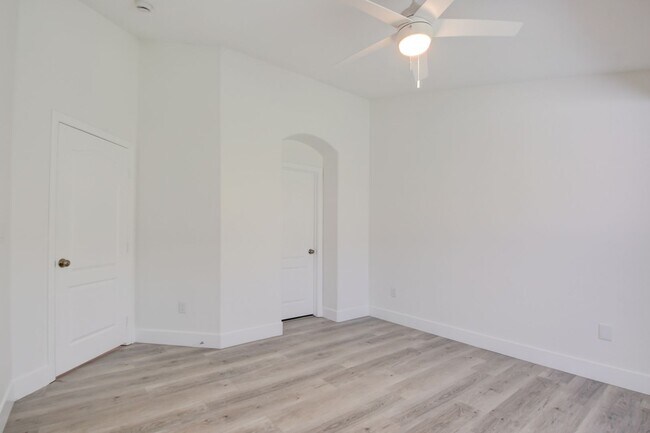 Building Photo - Gorgeous 3 bedroom 2.5 bathroom Townhome c...