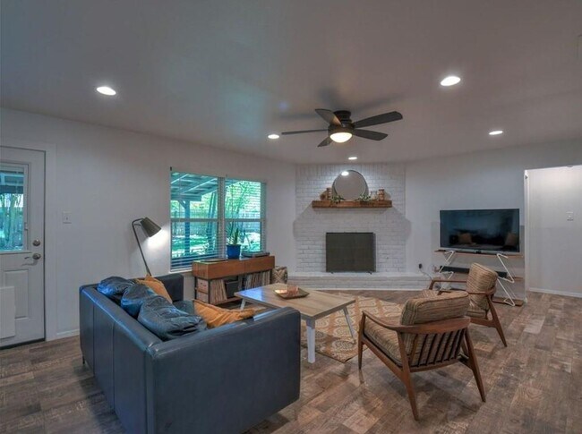 Building Photo - 6605 Clubway Ln