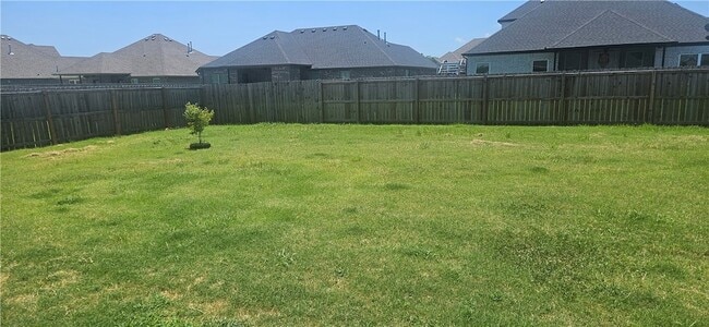 Building Photo - 302 S Emerald Woods Run