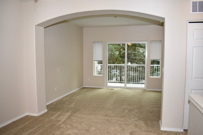 Building Photo - Gorgeous 2br/2.5ba Townhouse in Desirable ...