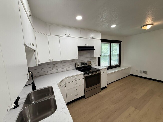 Building Photo - 5 Bedroom