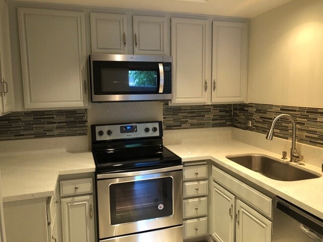 Building Photo - Amazing 1BD/1BA Condo in Prime Woodland Hi...
