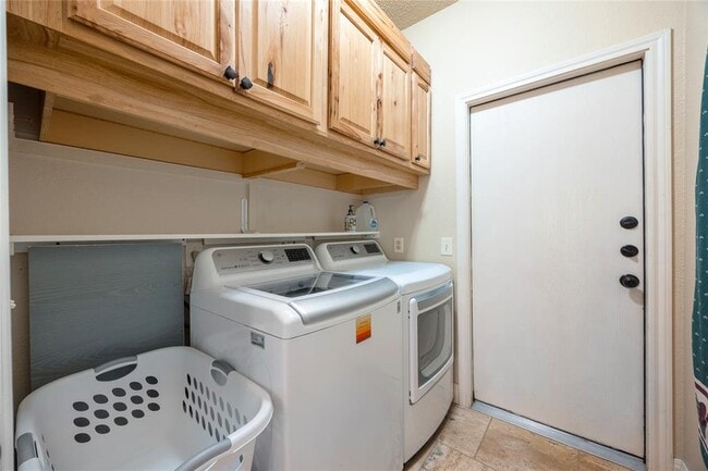 Building Photo - 4200 Canyon Glen Cir