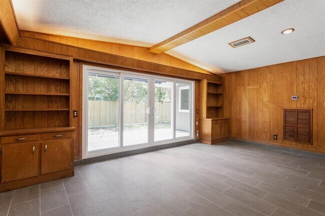 Building Photo - 9106 Bonhomme Rd