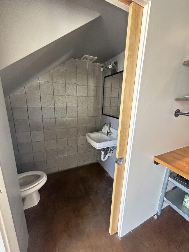 Building Photo - 360 W 300 S