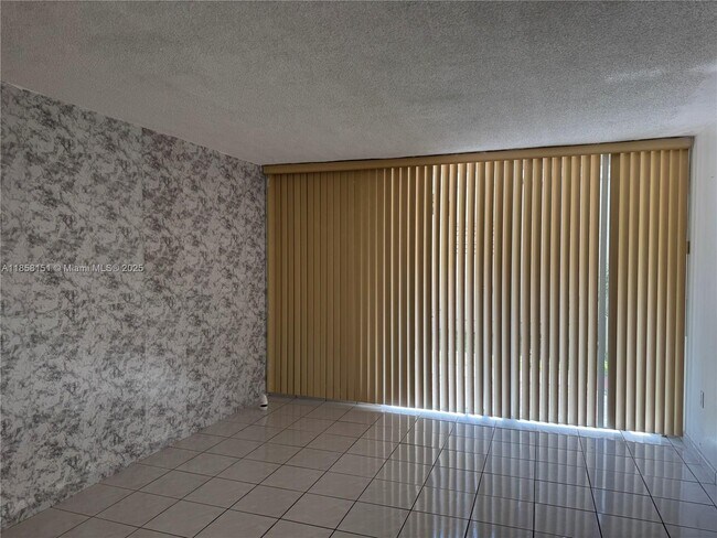 Building Photo - 10000 NW 80th Ct