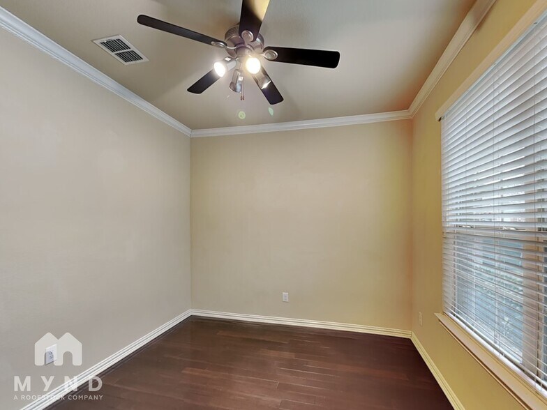 Building Photo - 5813 Valley Haven Way