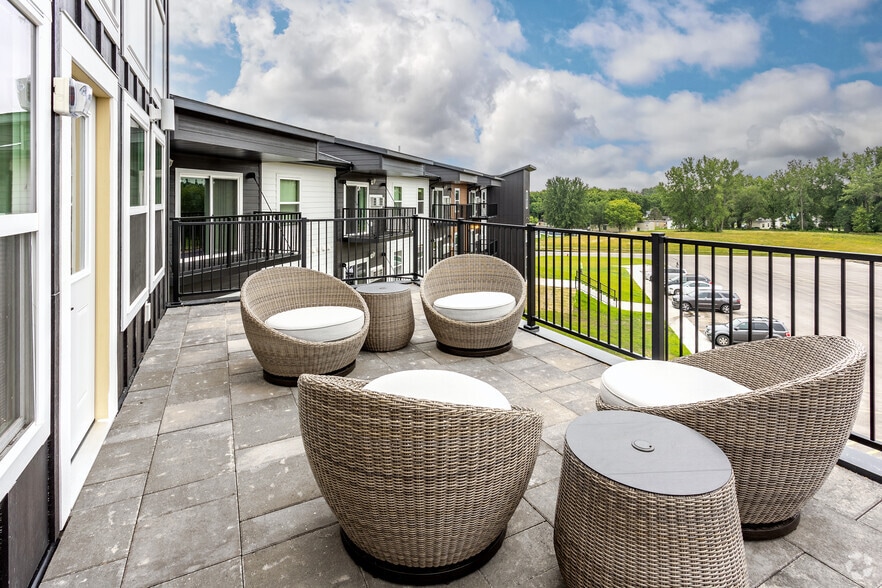 Community Room Patio - Lakeland Apartments
