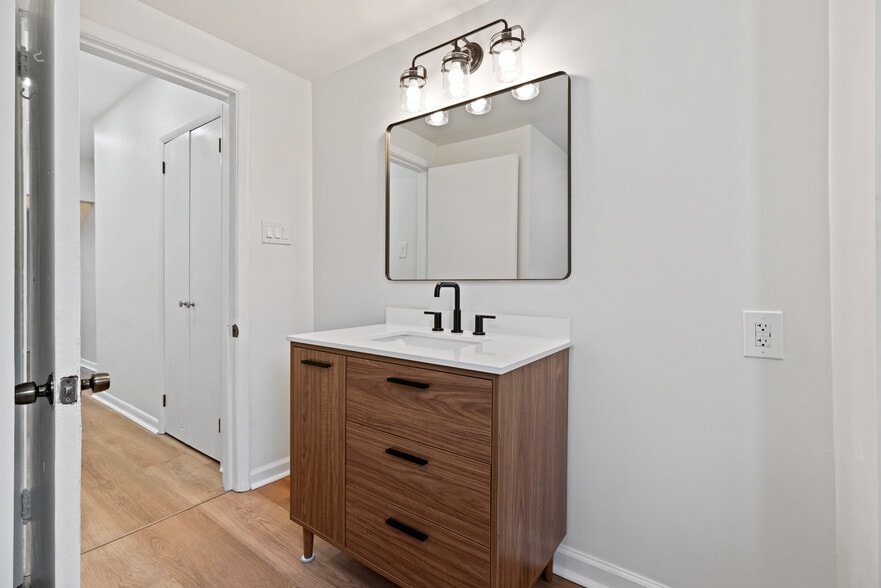 Building Photo - 306 7th Ave