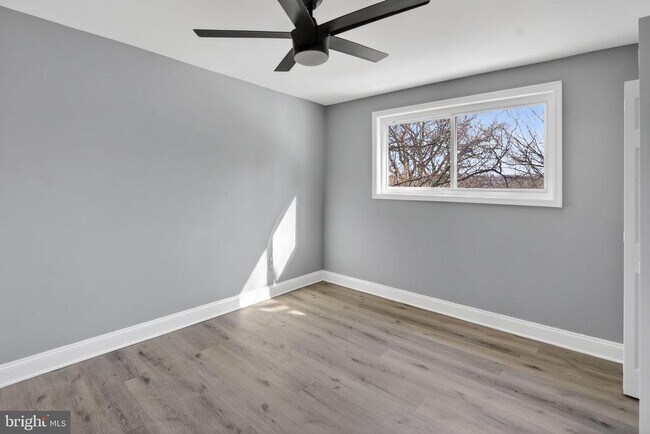 Building Photo - 146 Joliet St