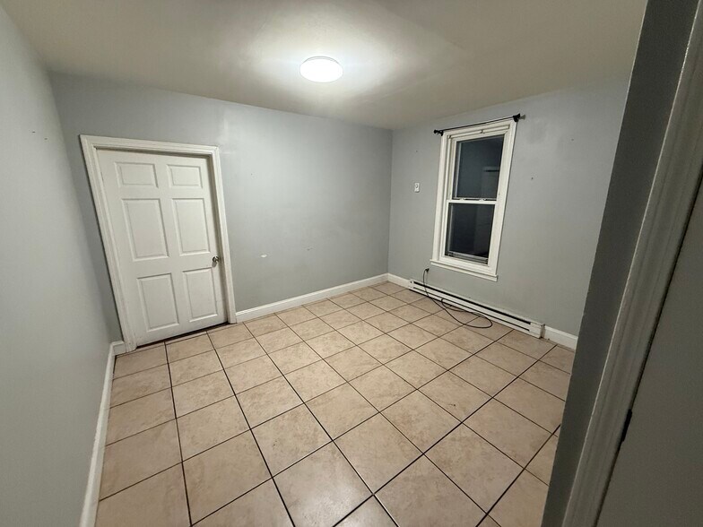 Building Photo - 128 Putnam St