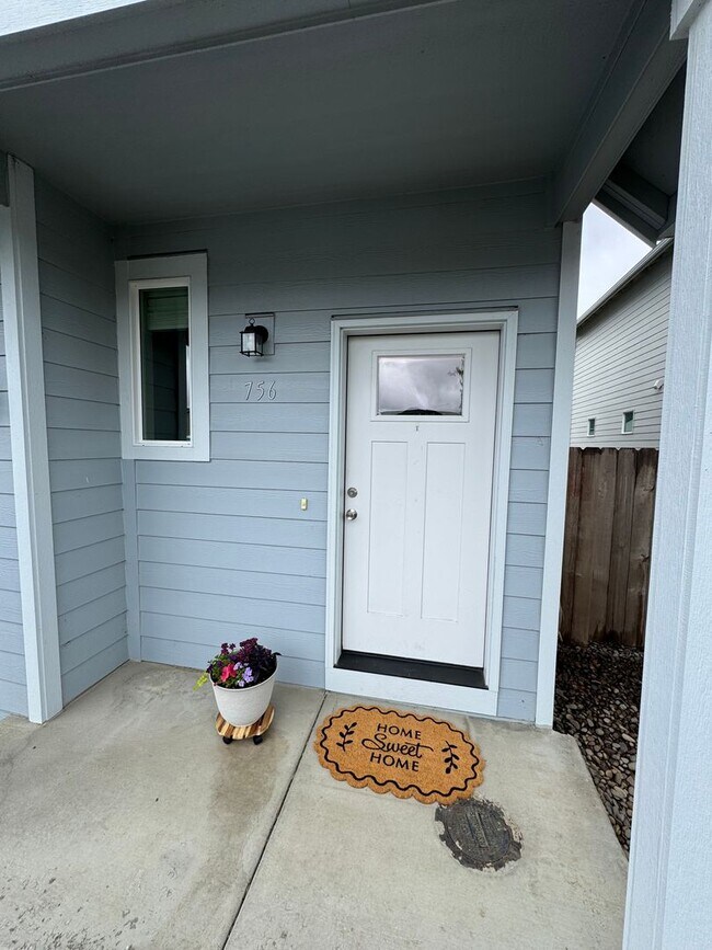 Building Photo - Stunning 3-Bedroom Home with Modern Comforts in a Quiet Neighborhood