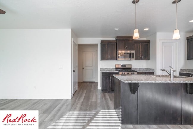 Building Photo - 4 Bed/2.5 Bath Townhome in Desert Bluff!