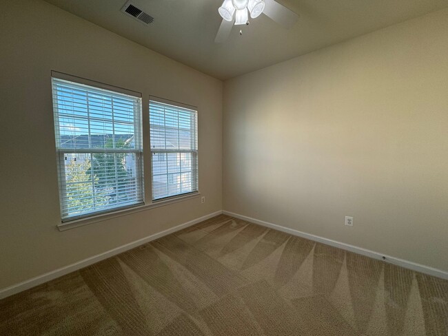 Building Photo - Gorgeous 2 Bed 2 Bath End-Unit Townhome In...