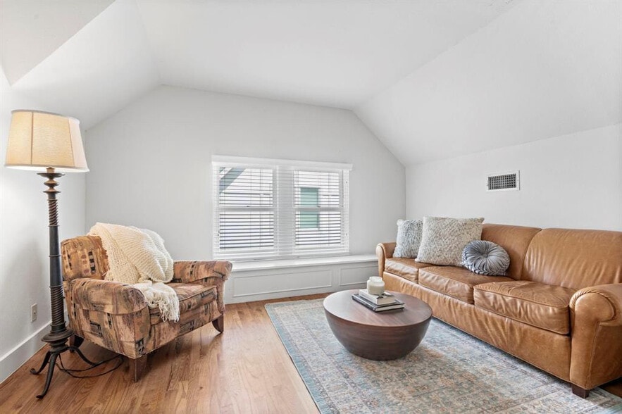 Building Photo - Room in Apartment on Lakeshore Dr