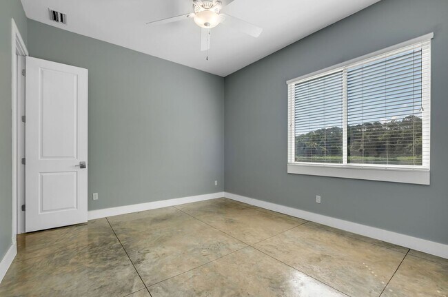 Building Photo - Modern Loft Near HCA & TMH With Lake Frontage