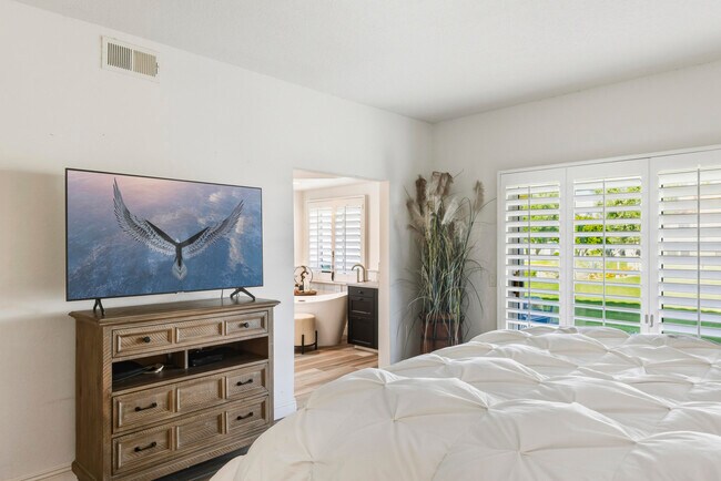 Building Photo - 289 Vista Royale Cir W