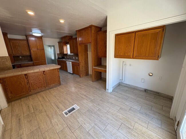 Building Photo - Spacious Tulare home Available Now!