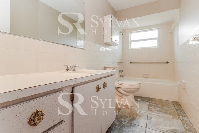 Building Photo - Welcome home to this 3 bedroom, 1 bathroom home