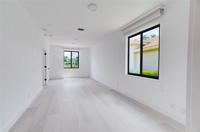 Building Photo - 2550 Jardin Terrace