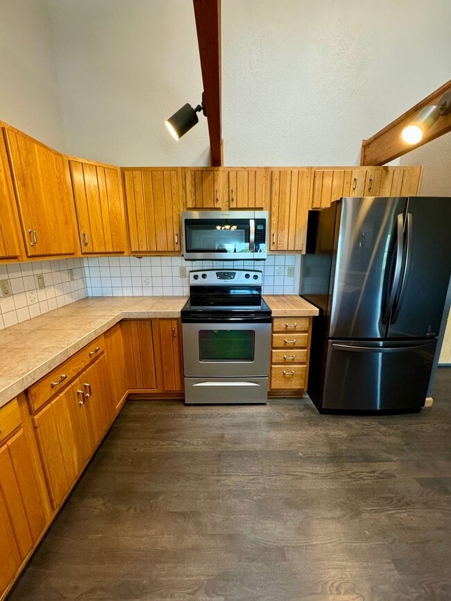 Building Photo - Well Maintained 3 bedroom end unit Townhom...