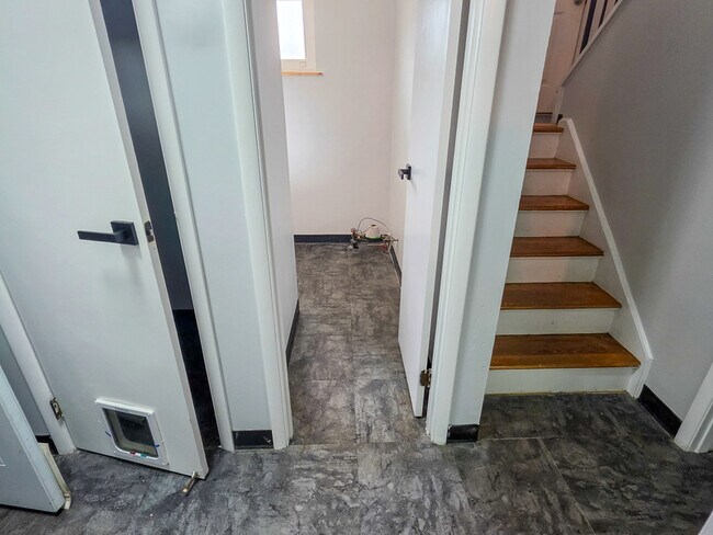 Building Photo - 408 Hazelnut Dr