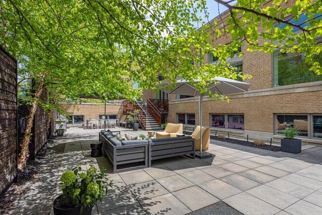 Building Photo - 1019 N Wolcott Ave