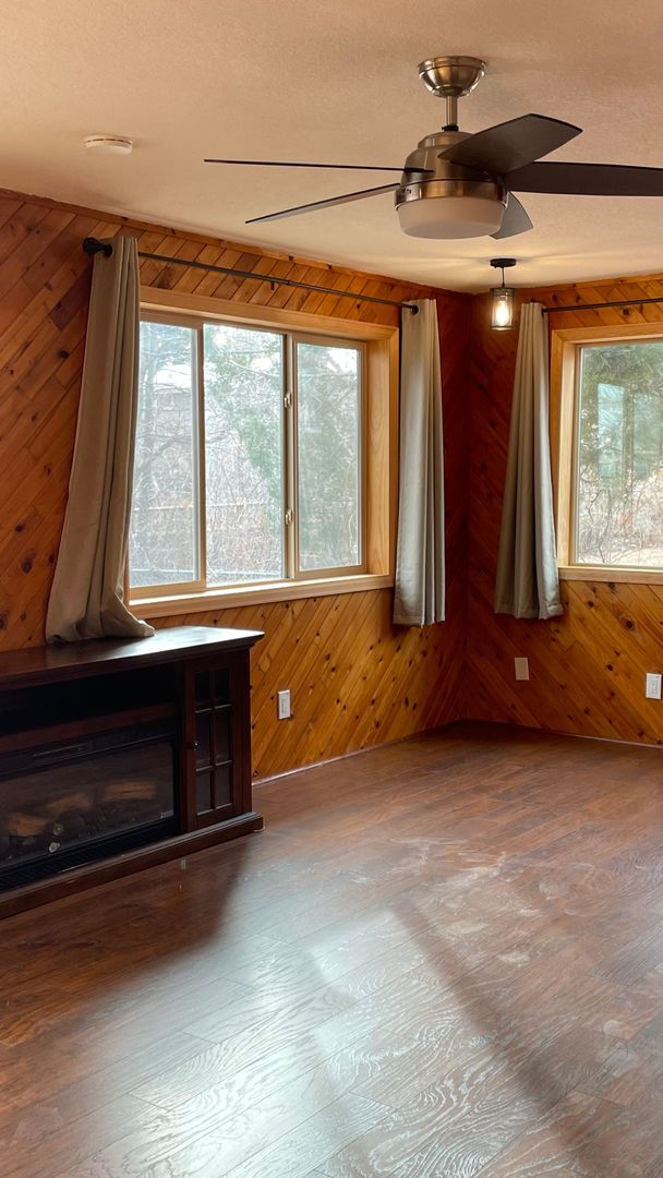 Building Photo - Spacious 4-Bedroom with Mountain Views & U...