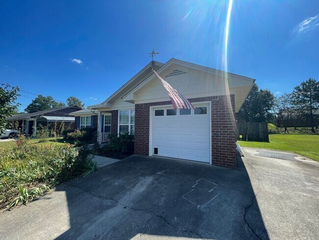 Building Photo - Nice Brick 3/2 House in Garden Lakes- $1,495