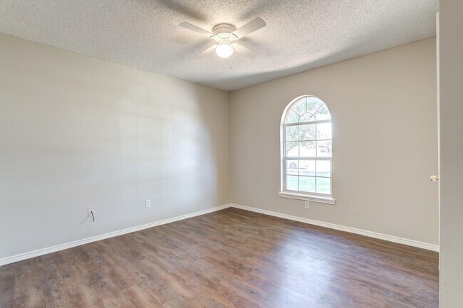 Building Photo - 6113 6th St