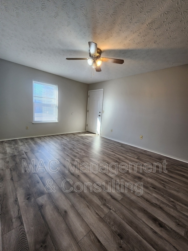 Building Photo - 1849 Summerhaven Ave