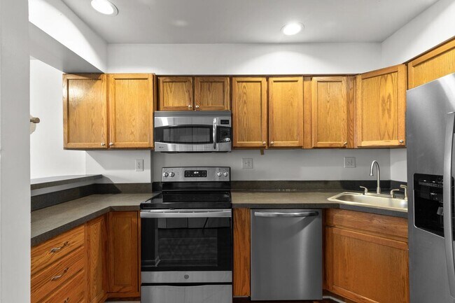 Building Photo - Updated 1800+ sq/ft 3 bdrm 2.5 bath end unit townhome