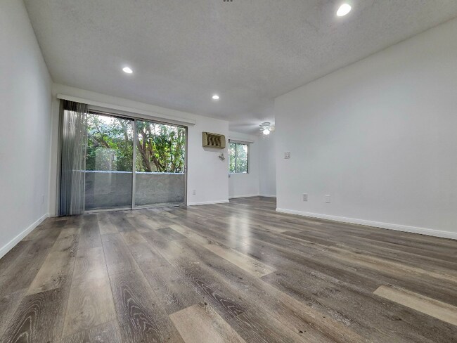 Building Photo - 3861 Mentone Ave