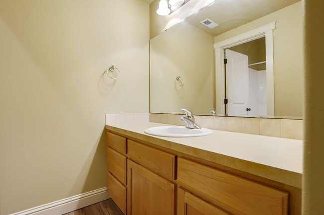 Building Photo - Spacious 4 bed, 3 bath home with sprawling views in West Salem