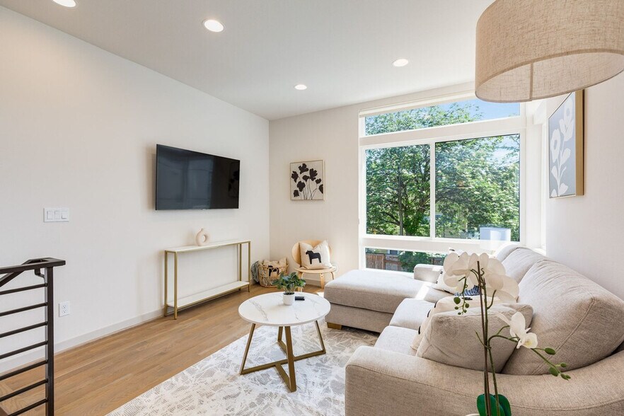 Building Photo - 2114 3rd Ave N