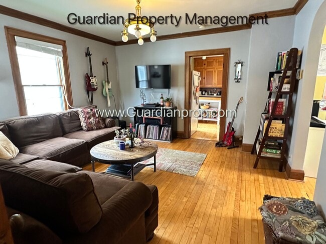 Building Photo - Northeast Spacious Upper Level Duplex, Har...