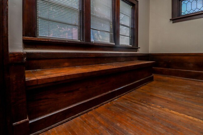 Primary Photo - 1111 E Walnut St