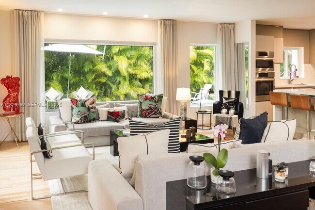 Building Photo - 1535 Robbia Ave