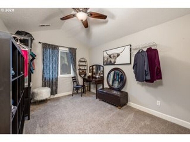 Building Photo - Stunning 5 bedroom home in desirable SW PDX now available for long term lease!