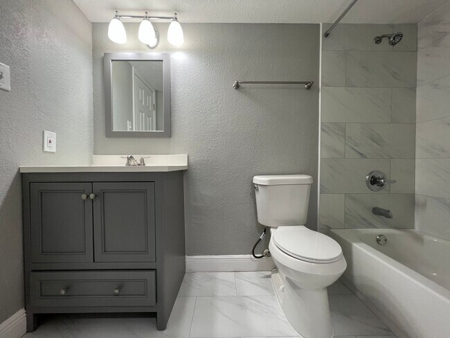 Building Photo - Newly Renovated 2/1 Condo ~ Gated Community near Tuskawilla!