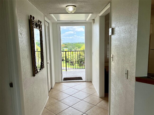 Building Photo - 3000 N Palm Aire Dr