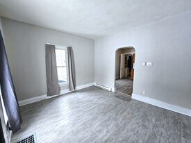 Building Photo - 132 Union St N