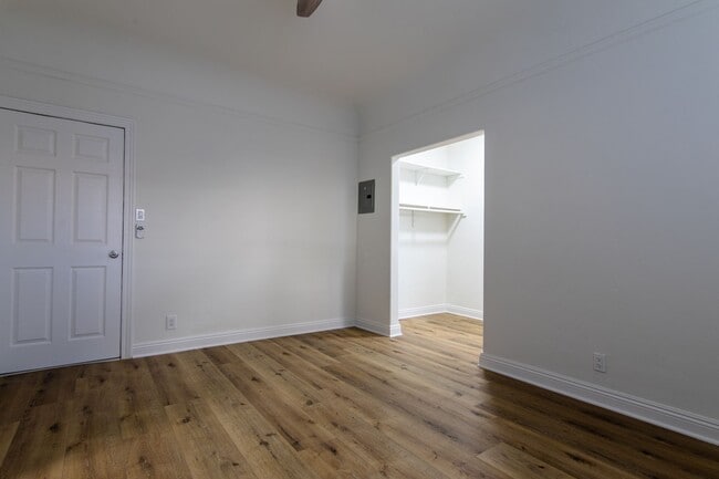 Building Photo - Newly Remodeled 1-bedroom Apartment