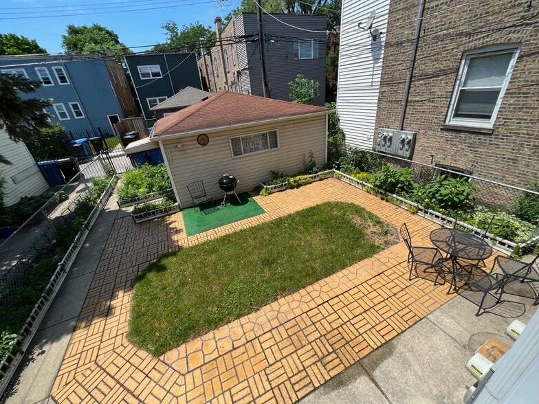 back gated yard - 3354 N Springfield Ave