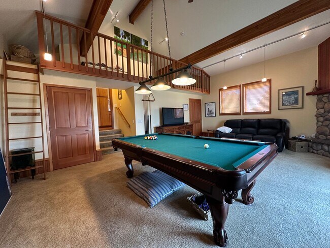 Building Photo - Lovely, furnished home with mountain views...